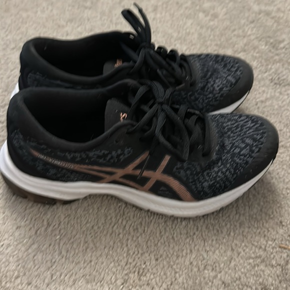 ASICS running shoes gently used size 5 - Picture 2 of 2